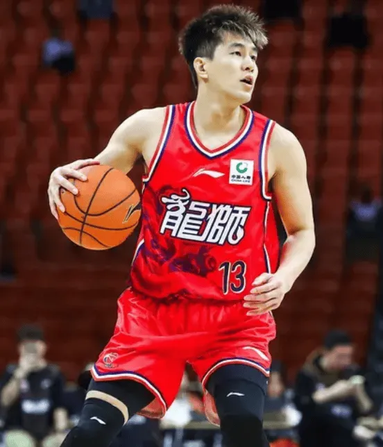 乐鱼体育-郭艾伦出战15分钟，7中3得到7分1篮板2助攻